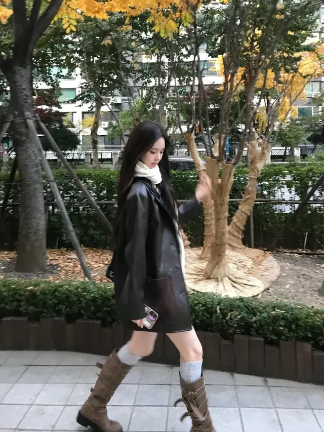 가을 단풍이 물든 길 위에서 체크 미니원피스와 레더 재킷을 매치해 감성적인 가을 룩을 선보이는 방지민. /사진=방지민 인스타그램