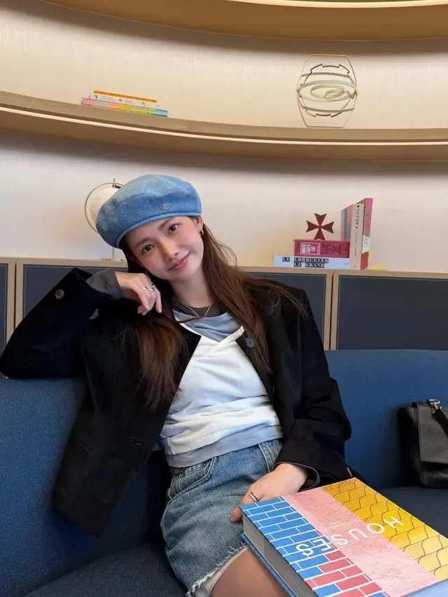 실내 소파에 앉아 블랙 스웨이드 재킷과 연청 베레모를 매치하여 편안한 일상 룩을 선보인 하연수. /사진=하연수 인스타그램