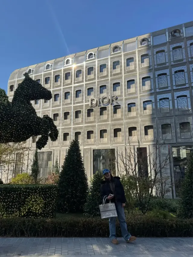 지한솔이 도심 속 디올 플래그십 앞에서 편안하면서도 스타일리시한 비시즌 캐주얼룩을 선보였다. /사진=지한솔 인스타그램