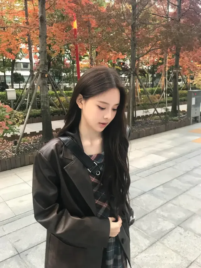 니삭스와 버클 디테일 롱부츠로 스타일리시한 다리 라인을 강조하며 가을 무드를 완성한 방지민의 전신. /사진=방지민 인스타그램 