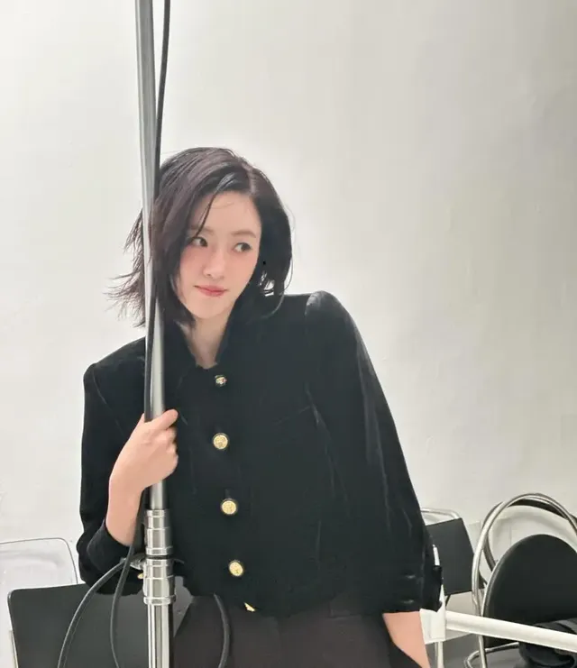  블랙 벨벳 재킷과 슬랙스로 연출한 모던한 톤온톤 스타일. /사진=함은정 인스타그램