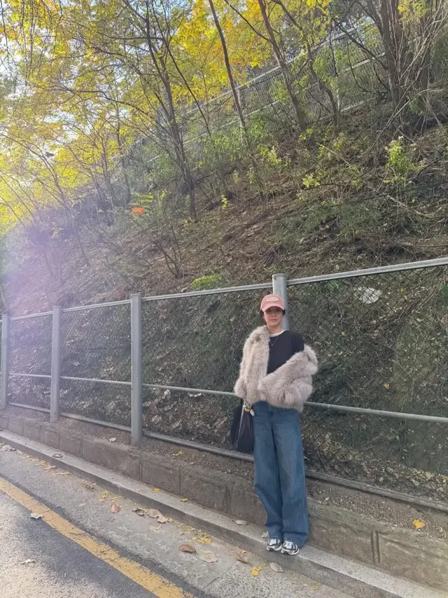 풍성한 퍼 재킷 아래 블랙 톱과 화이트 이너를 레이어드하여 세련된 상의 스타일링을 선보이는 정려원의 모습. /사진=정려원 인스타그램