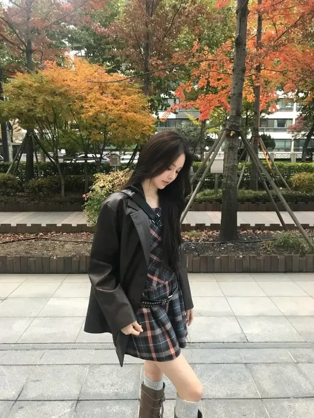 빈티지한 체크 패턴과 다크 브라운 레더 재킷의 조화로 클래식하면서도 트렌디한 분위기를 연출하는 모습. /사진=방지민 인스타그램