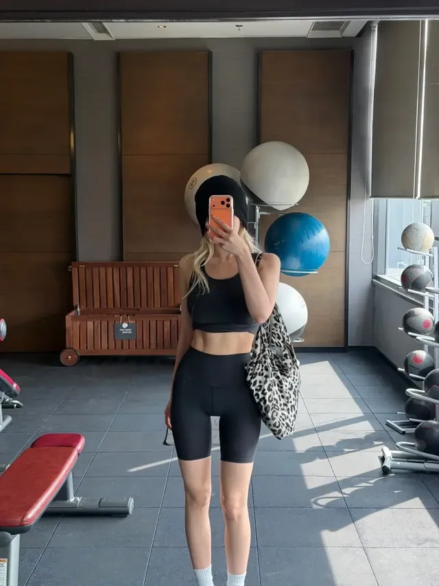 헬스장에서 블랙 브라톱과 사이클 쇼츠로 탄탄한 몸매와 건강미를 과시한 전소미의 애슬레저 룩. /사진=전소미 인스타그램