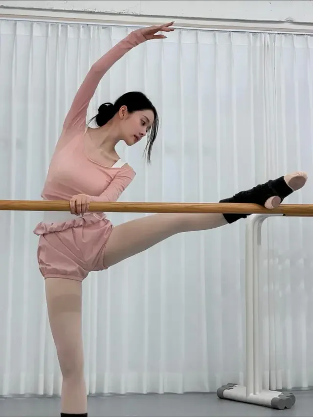 송지아가 연핑크 롱슬리브와 발레 쇼츠를 입고 바에 기대어 스트레칭하는 모습. /사진=송지아 인스타그램