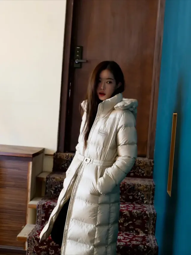 임수향이 허리 벨트 디테일의 패딩으로 슬림하고 우아한 세로 실루엣을 강조하고 있다. /사진=임수향 인스타그램