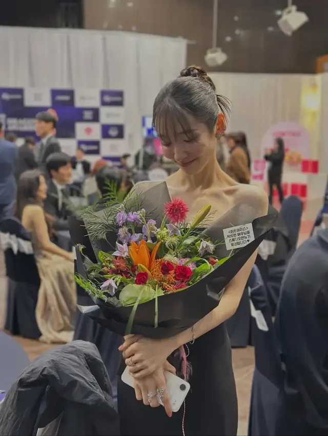 제46회 청룡영화상에 참석한 박지현이 블랙 드레스 차림으로 우아한 자태를 뽐내고 있다. /사진=박지현 인스타그램