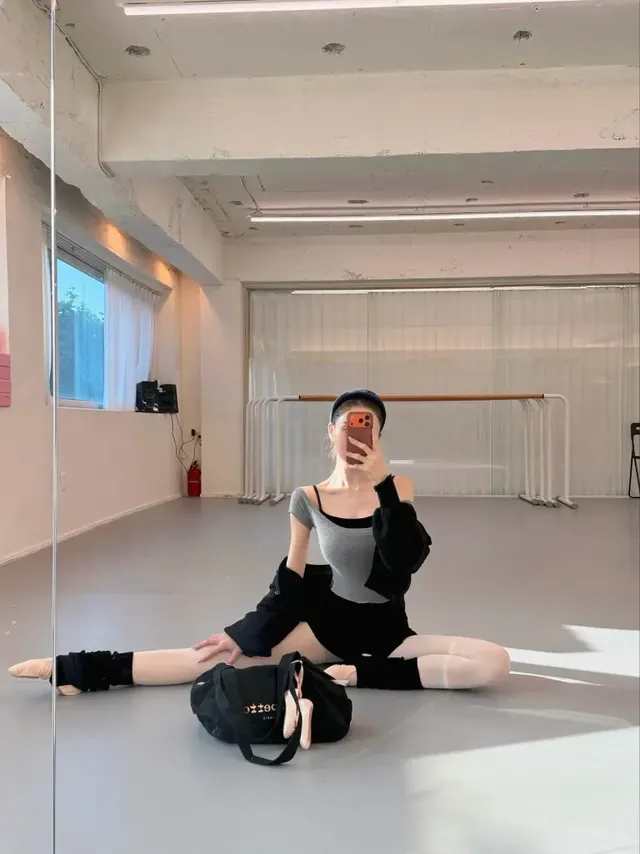 발레 슈즈와 정갈한 헤어스타일 등 발레 연습 일상을 담아낸 송지아의 모습. /사진=송지아 인스타그램