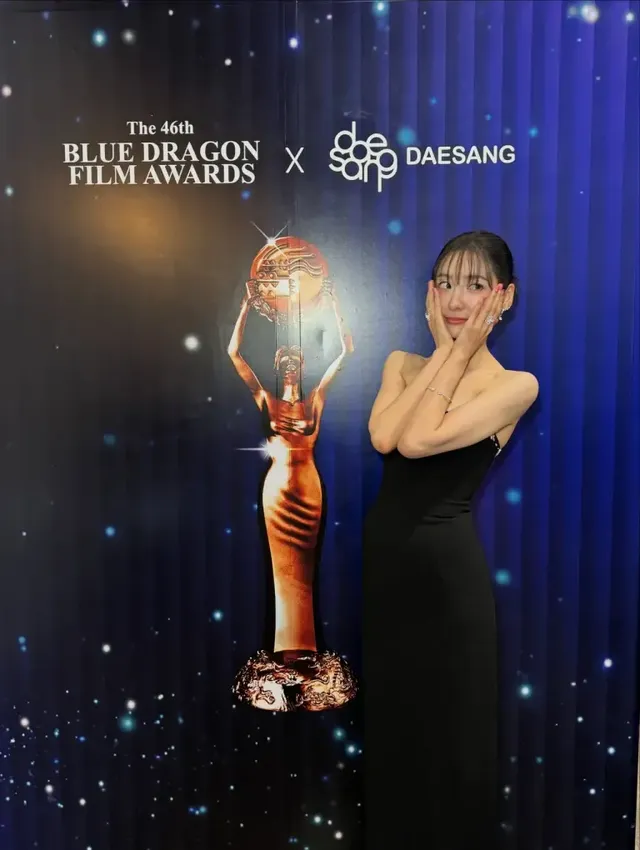 박지현이 미니멀한 액세서리와 함께 스트랩리스 블랙 드레스로 고혹적인 매력을 발산하고 있다. /사진=박지현 인스타그램