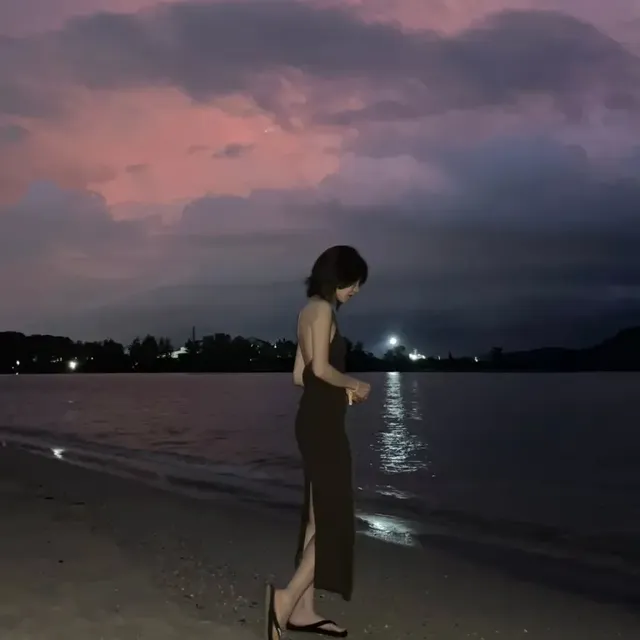 밤하늘과 어우러진 해변을 배경으로, 주현영이 홀터넥 슬립 드레스를 착용하고 우아한 실루엣을 자랑하고 있다. /사진=주현영 인스타그램