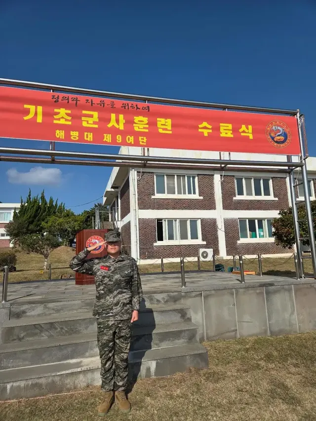  임성재가 해병대 군복을 입고 정면을 응시하며 단정한 모습을 연출하고 있다. /사진=임성재 인스타그램