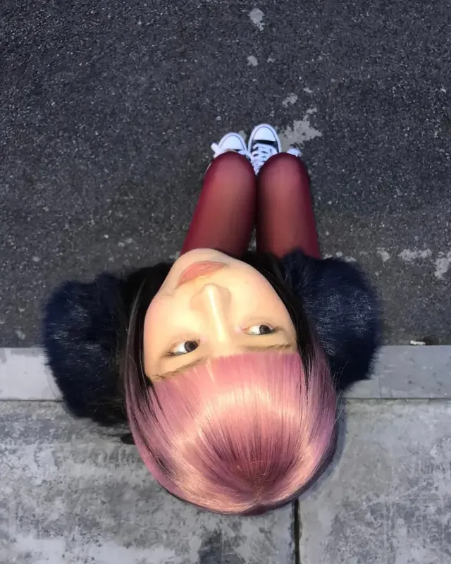 로우 앵글에서 포착된 레드 타이츠와 미니스커트가 레이의 늘씬한 각선미를 강조하며 독특한 시각적 깊이를 더한다. /사진=레이(REI) 인스타그램