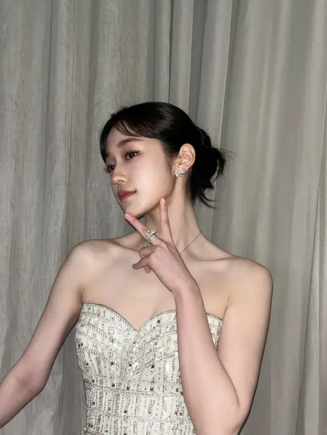 은은한 조명 아래 노윤서가 화이트 코르셋 드레스의 아름다운 실루엣을 뽐내고 있다. /사진=노윤서 인스타그램