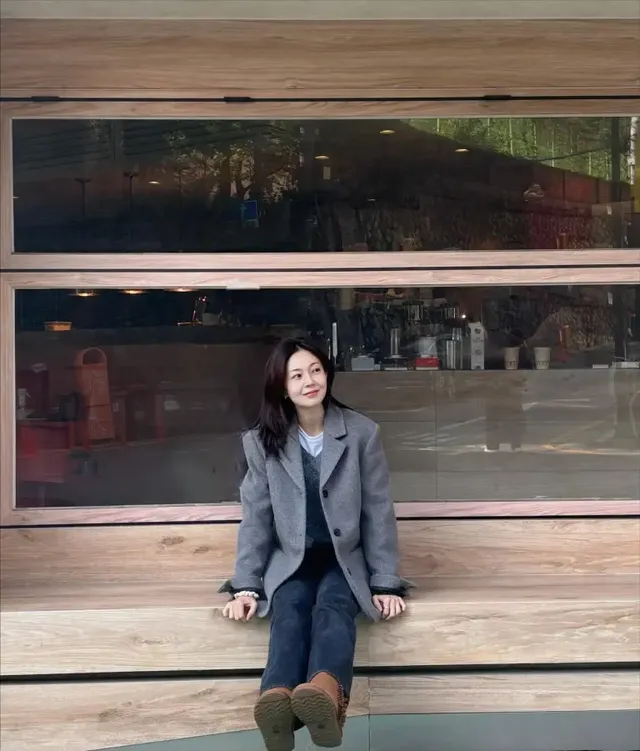 차분한 블랙 데님과 브라운 앵클 부츠로 안정감을 더하고, 고개를 기울인 채 깊은 겨울의 정취를 느끼는 백진희의 모습이다. /사진=백진희 인스타그램