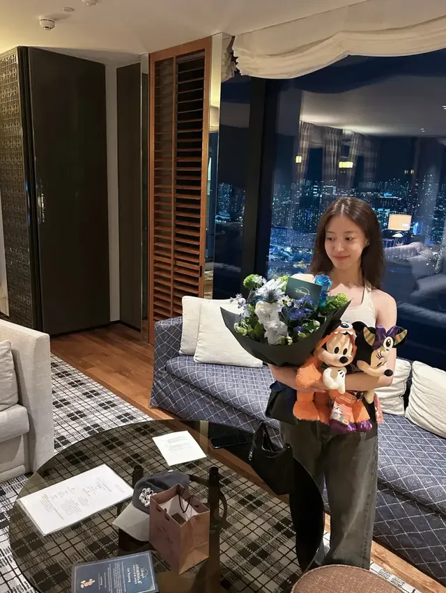 차분한 실내에서 생화다발과 디즈니 캐릭터 인형을 들고 카메라를 응시하는 이세영의 모습. /사진=이세영 인스타그램