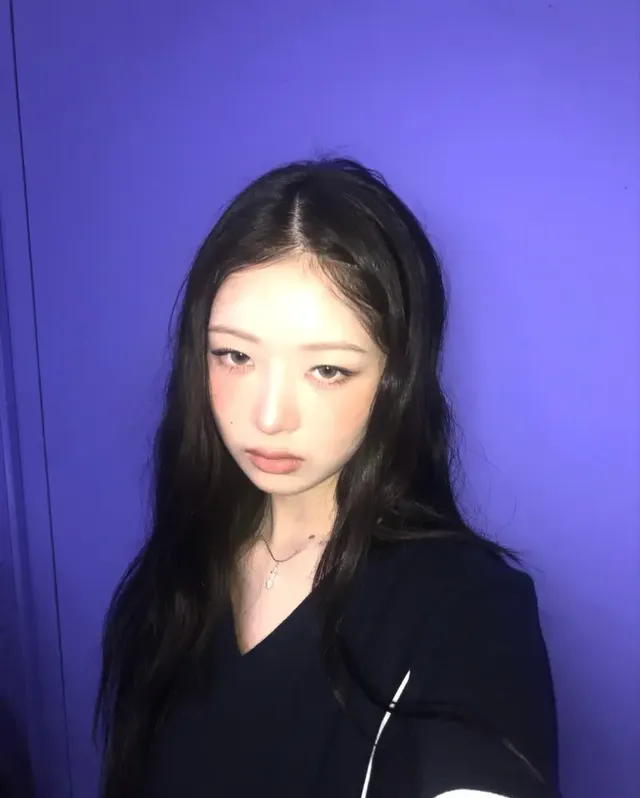 보랏빛 벽 앞에서 찍은 셀카에서 레이는 절제된 표정과 메이크업으로 차분하고 깊이 있는 매력을 발산한다. /사진=레이(REI) 인스타그램