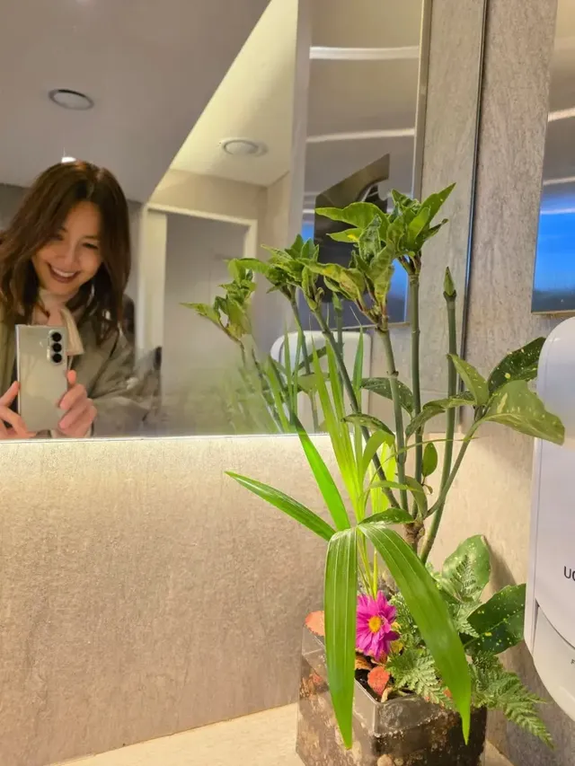  붉게 물든 단풍나무 아래, 화사한 옐로 코트로 완성한 우아한 초겨울 스타일링. /사진=신애라 인스타그램