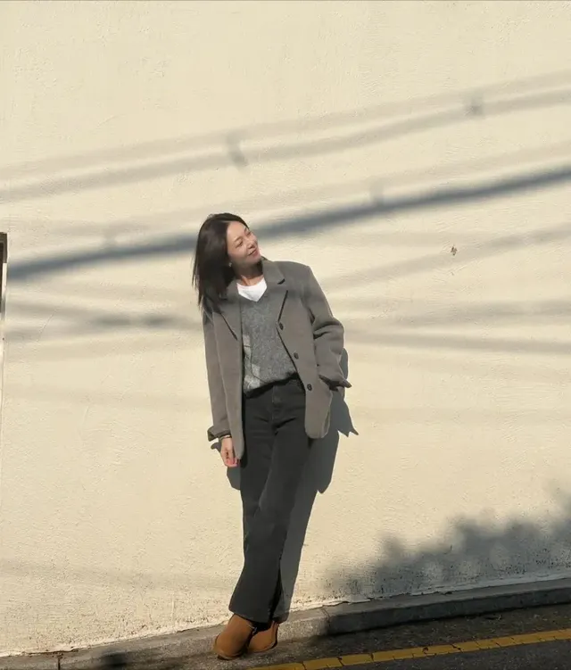 백진희가 햇살 가득한 오후, 포근한 그레이 울 재킷과 니트 레이어링으로 연출한 감성적인 겨울 데일리룩을 선보인다. /사진=백진희 인스타그램