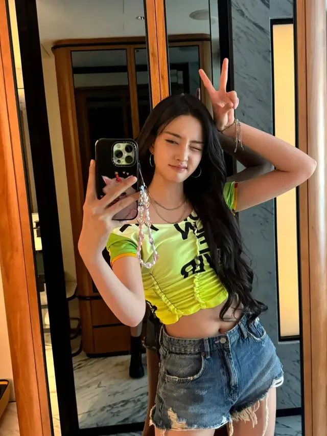 형광 크롭티와 빈티지 데님 쇼츠의 조화로 Y2K 무드를 완성한 윤의 전신 모습이다. /사진=윤 인스타그램