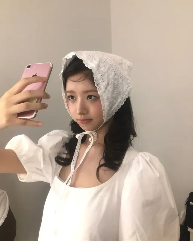 순백의 레이스 보닛과 아이보리 블라우스로 연출된 레이의 소녀다운 모습이 서정적인 분위기를 자아낸다. /사진=레이(REI) 인스타그램