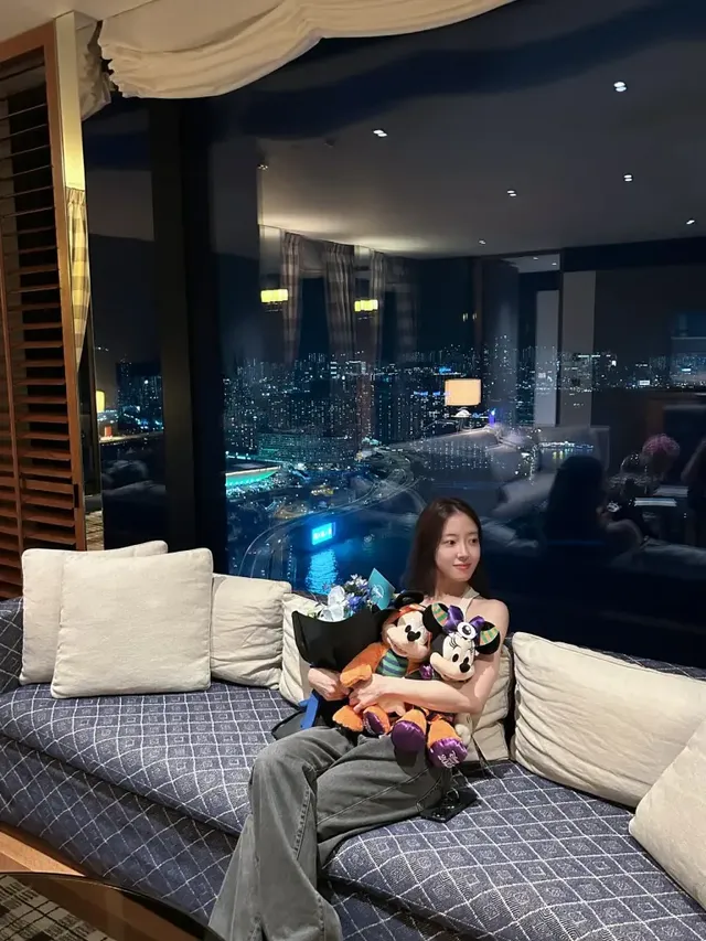 고층 스위트룸에서 밤하늘을 배경으로 포근한 미니멀 데님 스타일을 선보이는 이세영. /사진=이세영 인스타그램