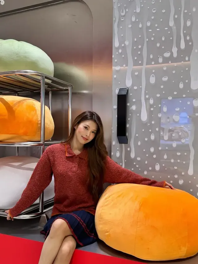 이아인이 붉은 멜란지 니트와 네이비 체크 스커트로 따뜻한 가을 감성을 연출하고 있다. /사진=이아인 인스타그램