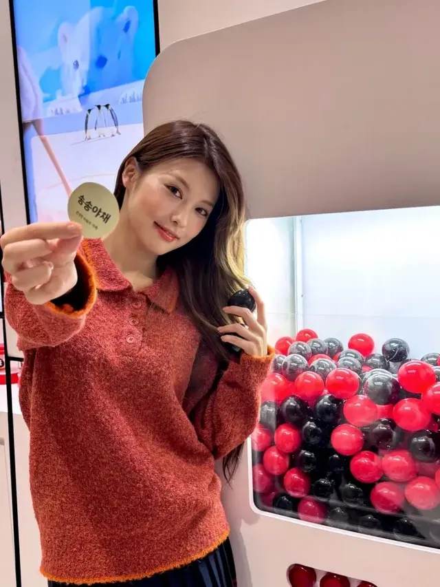 포근한 니트와 장난감 같은 배경이 어우러져 이아인의 사랑스러운 매력을 더욱 돋보이게 한다. /사진=이아인 인스타그램