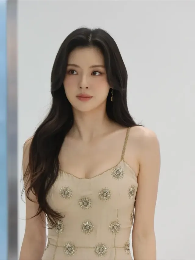 자연스러운 곡선미와 고급스러운 디테일이 조화된 이선빈의 페미닌 드레스 스타일. /사진=이선빈 인스타그램