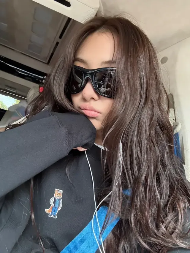 차량 내부에서 굵은 프레임 선글라스와 잔 웨이브 헤어로 쿨한 애슬레저 무드를 완성한 가원이다. /사진=가원 인스타그램