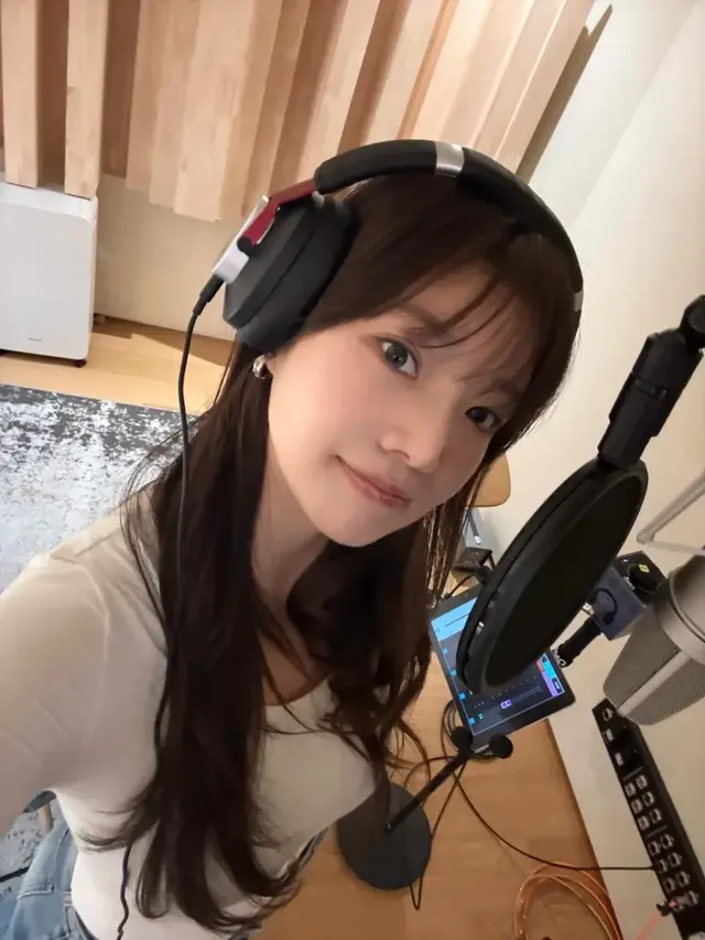 녹음실에서 마이크 앞에 선 추화정이 화이트 톱으로 청량한 매력을 발산하고 있다. /사진=추화정 인스타그램
