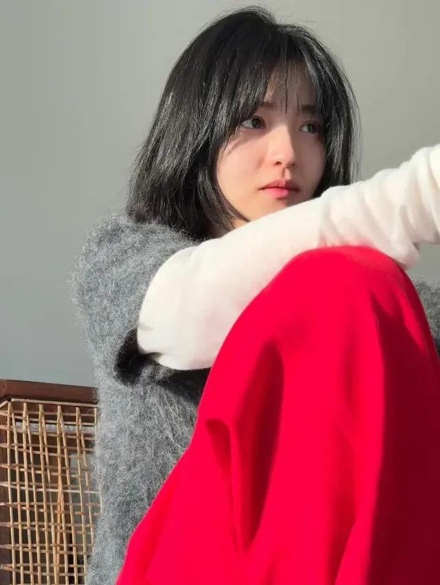 부드러운 레이어드컷과 잔머리가 어우러져 여리여리한 얼굴선을 강조하는 김태리의 모습. /사진=김태리 인스타그램