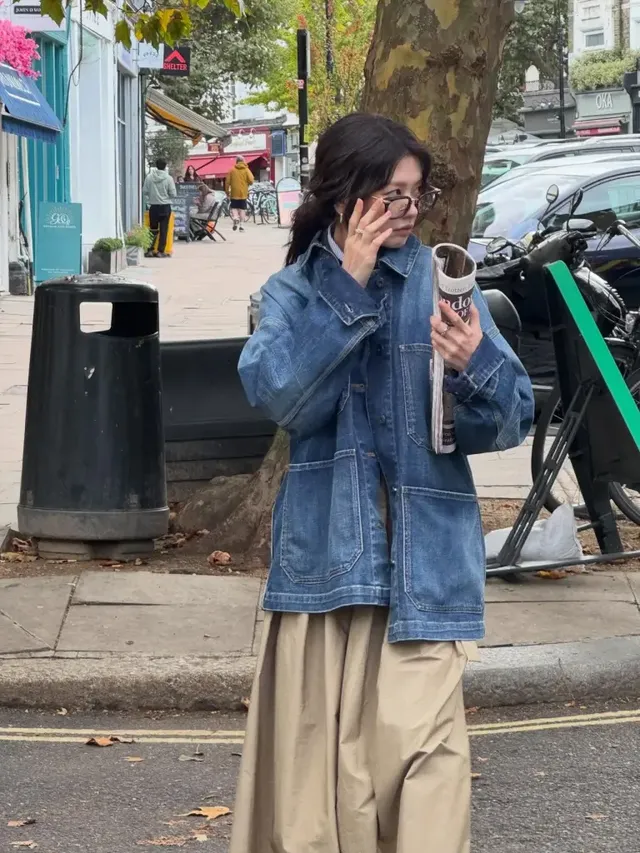 오버사이즈 데님 재킷과 선글라스로 연출한 캐주얼한 무드는 런던의 여유로운 일상을 담아낸다. /사진=정소민 인스타그램