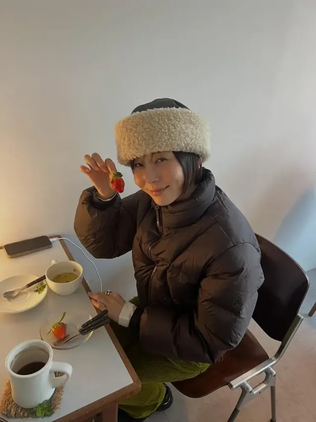 기차역 플랫폼에서 올리브 코듀로이 팬츠와 함께 여행의 설렘을 표현하는 김나영의 경쾌한 포즈. /사진=김나영 인스타그램