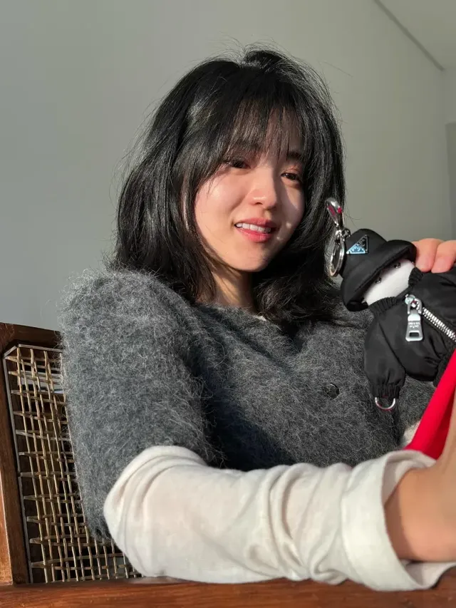 편안한 니트 스웨터를 입고 따뜻한 무드를 연출하며 일상을 즐기는 김태리의 모습. /사진=김태리 인스타그램