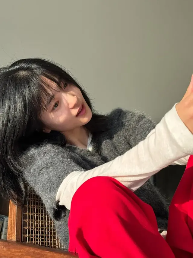 도톰한 시스루뱅과 초근접 메이크업으로 맑고 투명한 피부를 선보이는 김태리의 셀카. /사진=김태리 인스타그램