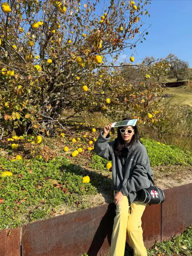  벤치에 앉아 편안한 포즈로 휴식을 취하며 전체적인 룩의 여유로운 실루엣을 강조하는 고소영. /사진=고소영 인스타그램 