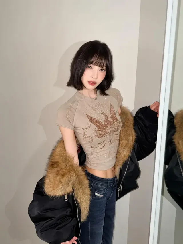 퍼 트리밍 점퍼 안에 매치한 베이지색 그래픽 티셔츠와 그녀의 부드러운 얼굴 라인이 돋보인다. /사진=레드벨벳 조이 인스타그램