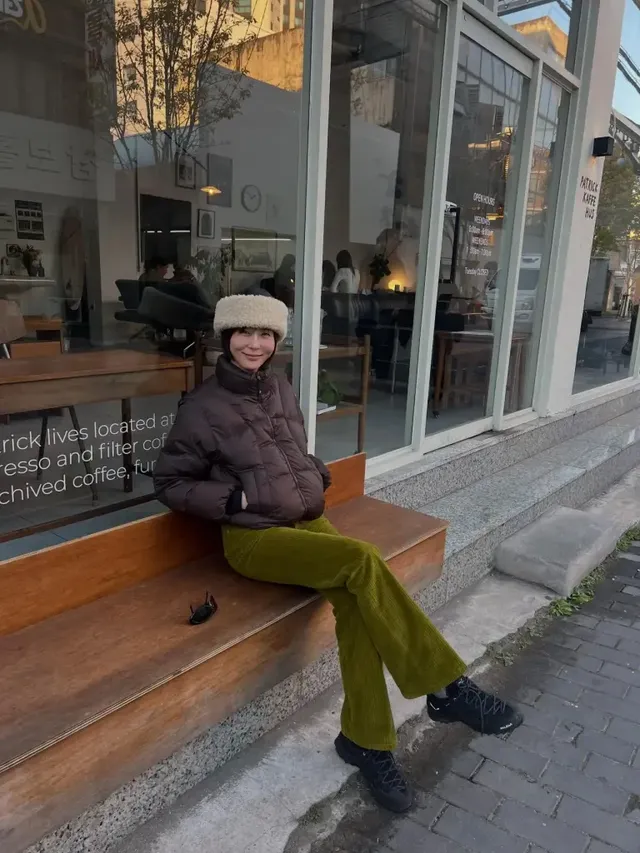 카페에서 브라운 퍼퍼 재킷 차림으로 편안한 미소와 함께 여유로운 시간을 보내는 김나영의 모습이다. /사진=김나영 인스타그램