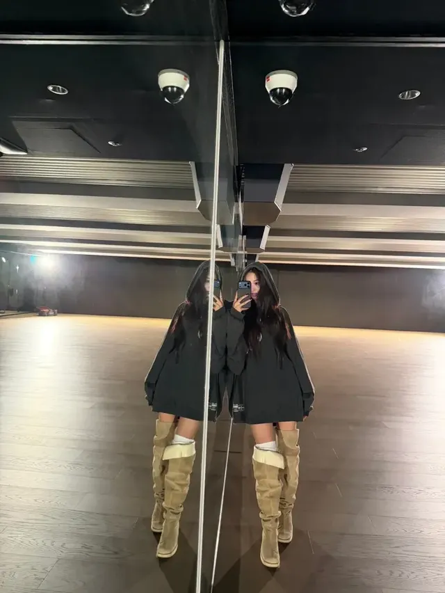 연습실 배경으로 오버사이즈 스웨트셔츠와 스웨이드 오버니 부츠를 매치해 시크한 매력을 드러내는 가원. /사진=가원 인스타그램