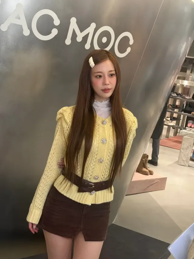 허영지가 밝은 옐로 니트 상의와 브라운 코듀로이 미니스커트를 조합해 경쾌하면서도 균형 잡힌 겨울 캐주얼룩을 선보이고 있다. /사진=허영지 인스타그램