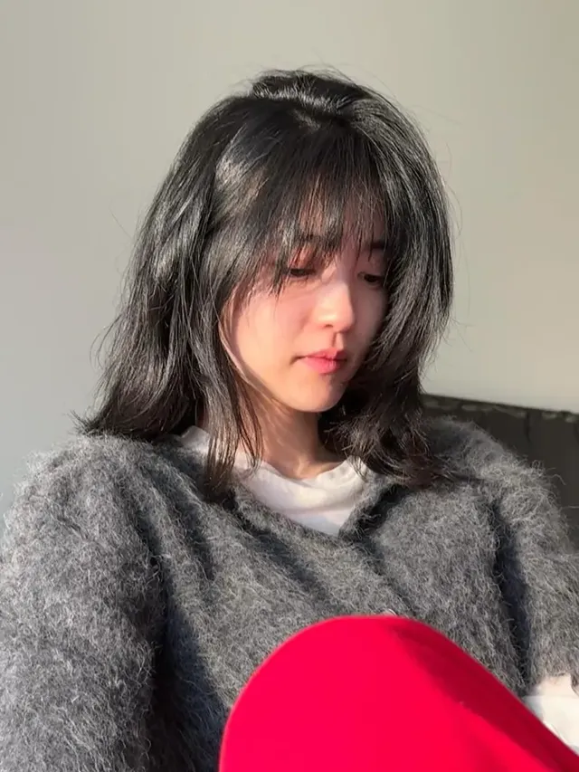 햇살 가득한 공간에서 자연스러운 볼륨을 자랑하는 김태리의 헤어스타일. /사진=김태리 인스타그램