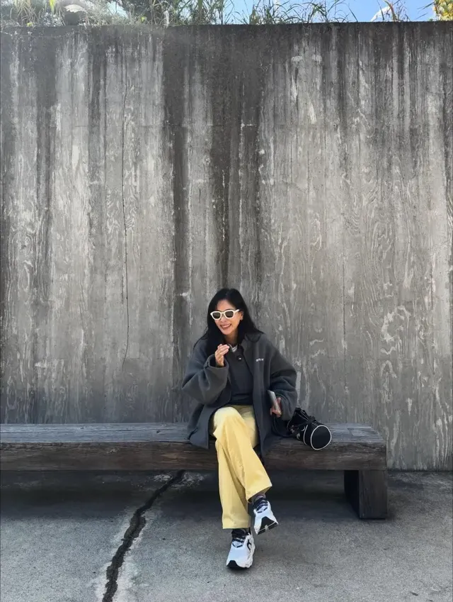  심플한 그레이 플리스와 화이트 프레임 선글라스로 포인트를 더해 세련된 매력을 발산하는 고소영. /사진=고소영 인스타그램