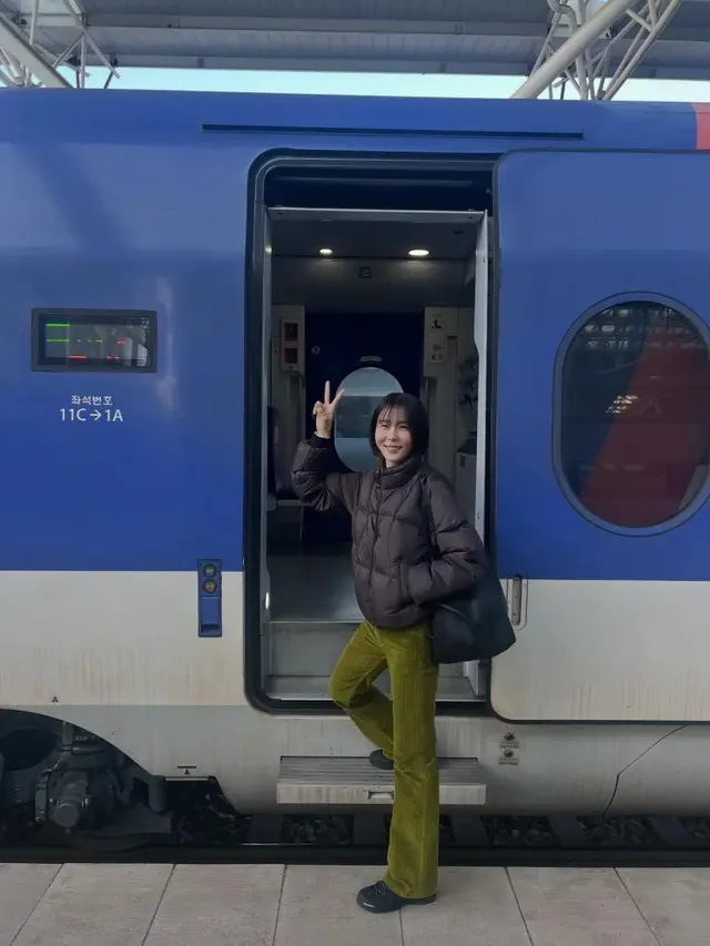 김나영이 따뜻한 퍼퍼 재킷과 베이지 시어링 모자로 포근한 겨울 분위기를 연출하고 있다. /사진=김나영 인스타그램