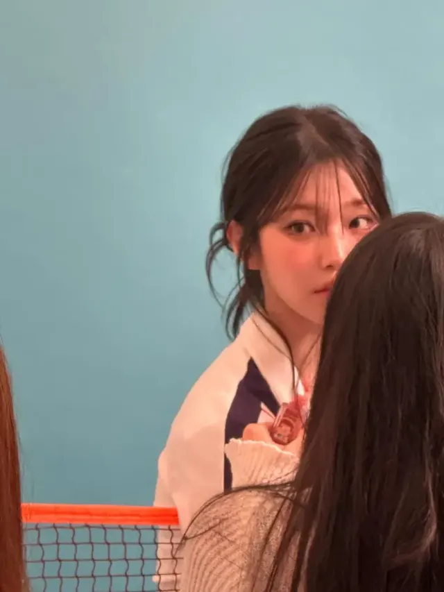 민트빛 조명 아래 백지헌이 클로즈업된 얼굴로 청량한 분위기를 연출하고 있다. /사진=백지헌 인스타그램