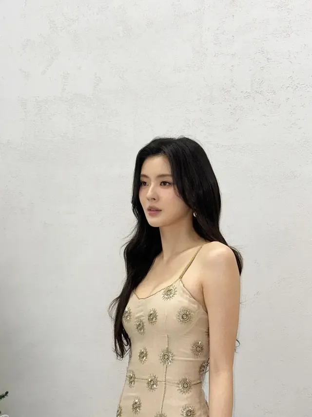 상의를 수놓은 태양 모티프의 골드 자수가 이선빈 룩에 우아한 포인트를 더한다. /사진=이선빈 인스타그램