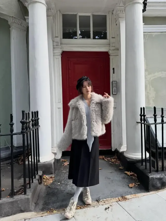 정소민이 런던 프림로즈힐 거리에서 라이트 그레이 퍼 재킷으로 따뜻하고 우아한 겨울 룩을 선보인다. /사진=정소민 인스타그램