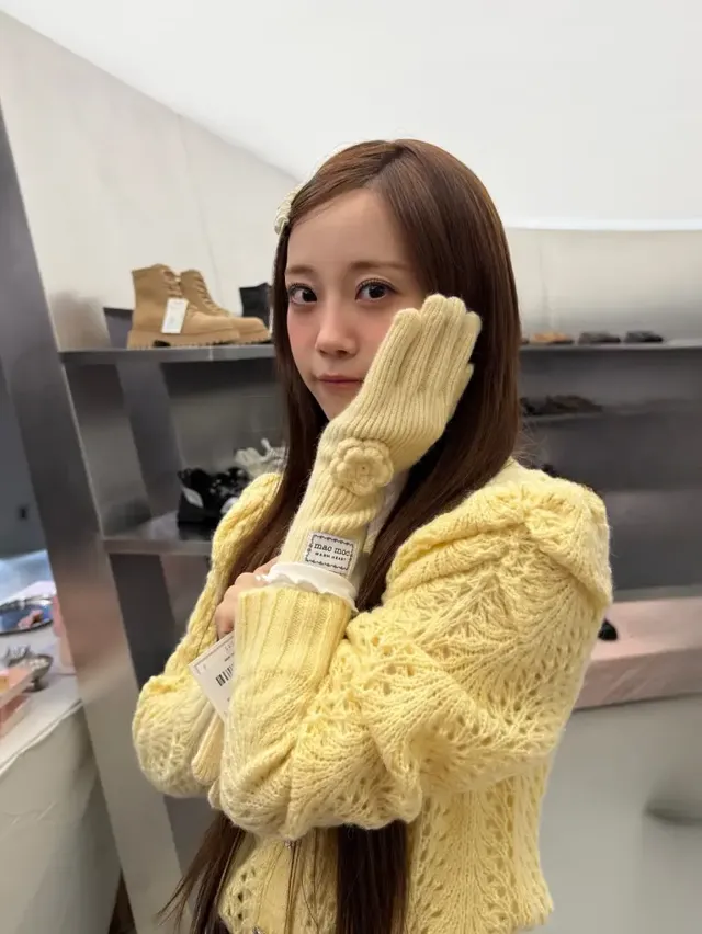 맥모크 팝업을 방문한 허영지가 옐로 니트웨어에 미니스커트를 매치하며 패셔니스타다운 면모를 뽐내고 있다. /사진=허영지 인스타그램