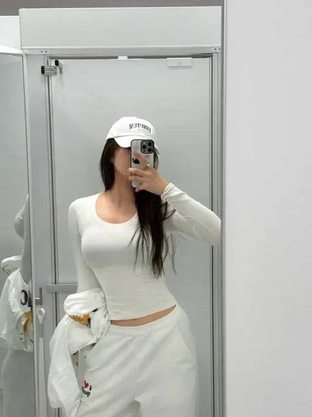 피팅룸에서 화이트 슬림 톱과 조거 팬츠로 스포티하면서도 미니멀한 룩을 선보이는 추화정이다. /사진=추화정 인스타그램 