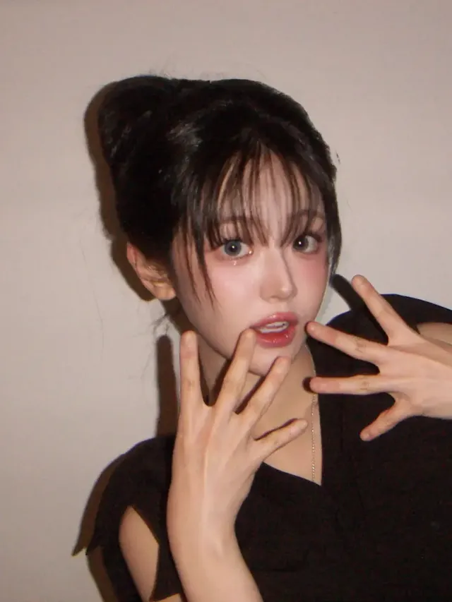 쵸단이 시스루 뱅과 번 헤어, 블랙 톱으로 레트로 카메라 필터 속 몽환적인 매력을 발산하고 있다. /사진=QWER 쵸단 인스타그램