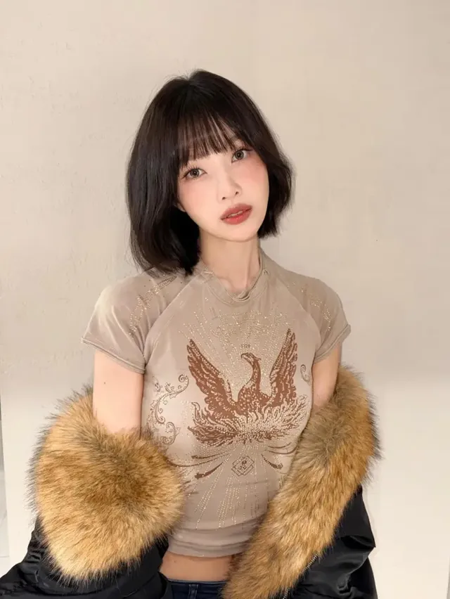 조용한 실내에서 은은한 조명 아래, 퍼 트리밍 블랙 점퍼를 어깨에 걸치고 포즈를 취하고 있다. /사진=레드벨벳 조이 인스타그램